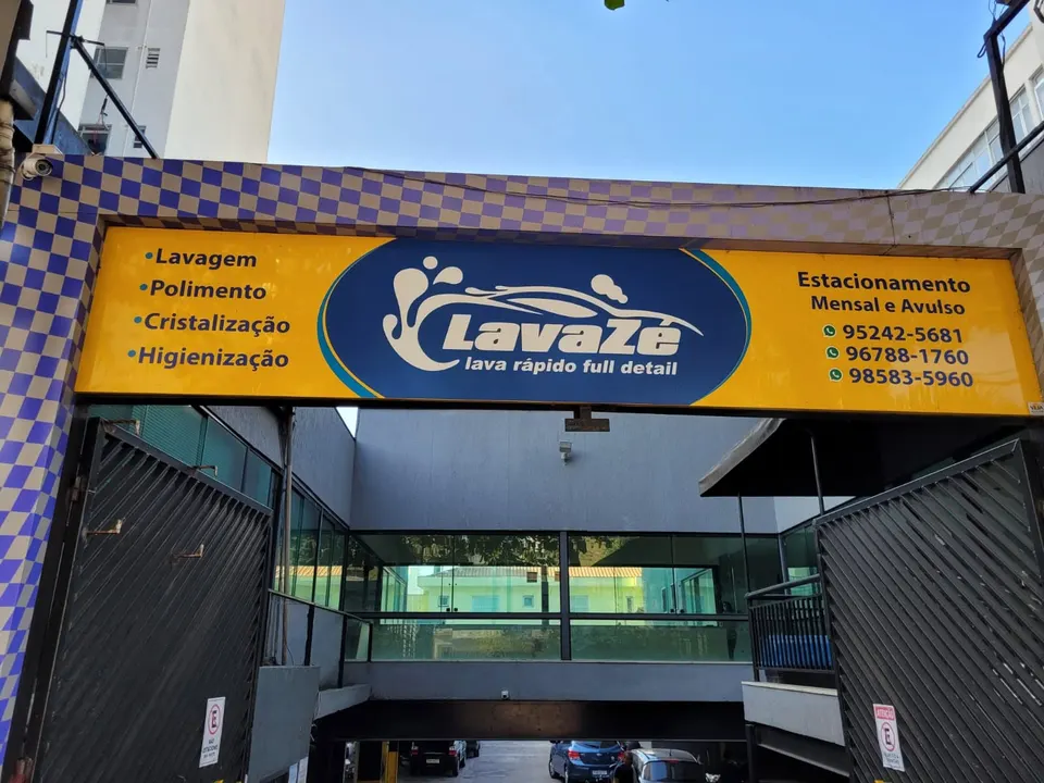 Fachada da Lava Zé na R. Jumana, 328, com a placa azul e amarela
