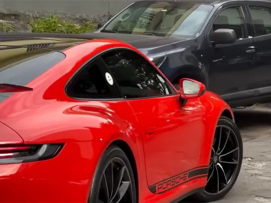 Porsche 911 vermelho finalizado no pátio da Lava Zé