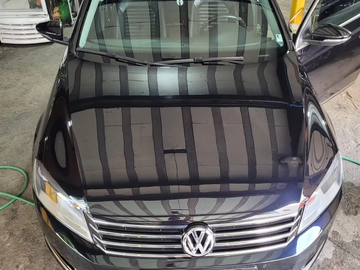 Volkswagen Passat preto com a pintura espelhada após o polimento